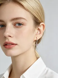 Gros plan détaillé d'une boucle d'oreille croix en argent S925 avec zircons sur un modèle
