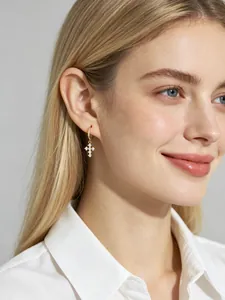 Élégantes boucles d'oreilles créoles en argent s925 doré avec pendentif croix en zircon