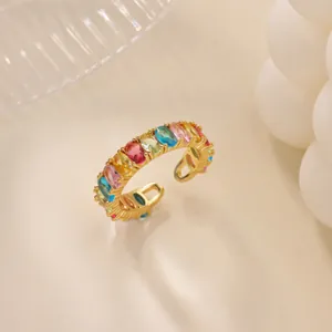 Dettaglio dell'anello placcato oro 18K con vivaci zirconi ovali multicolori incastonati.