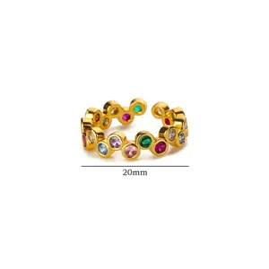 Dettaglio dell'anello aperto in zircone colorato con misurazione del diametro di 20mm