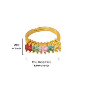 Dettaglio dell'anello regolabile in oro 18K con cinque zirconi quadrati multicolore