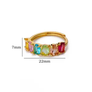 Dettaglio dell'anello regolabile placcato oro 18K con pietre colorate e dimensioni