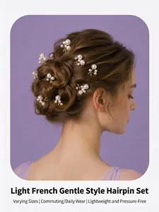 Dettaglio di un set di forcine per capelli con perle su uno chignon intrecciato