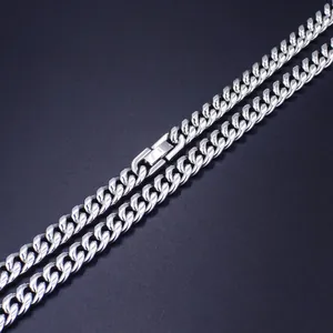 Detailansicht der polierten silbernen kubanischen Gliederkette aus echtem Titanstahl