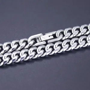 Detailansicht einer silbernen Edelstahl-Panzerkette mit robustem Verschluss-Design