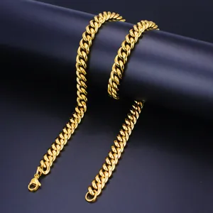 Primo piano di una spessa catena cubana color oro lucido con chiusura a gioiello