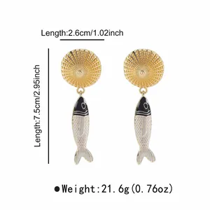 Vista dettagliata delle dimensioni degli orecchini a pesce bohémien con perni a sole d'oro