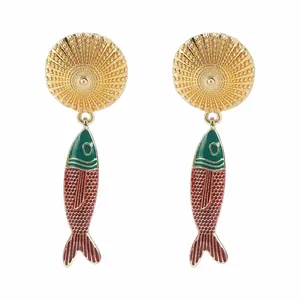 Eleganti orecchini a pendente a forma di pesce stile boho con smalto verde e rosso.