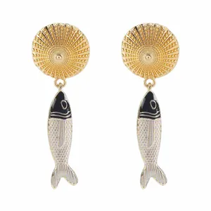 Dettaglio orecchini pendenti a forma di pesce in oro e smalto stile bohémien con perno