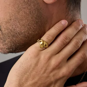 Détail d'une bague Claddagh pour homme en acier titane plaqué or 18 carats avec cœur couronné