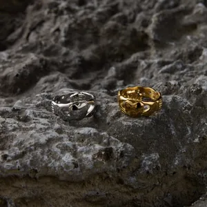 Deux bagues Claddagh irlandaises en finitions or et argent sur roche naturelle