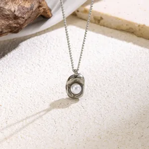Detailaufnahme einer minimalistischen französischen Perlenhalskette in Erdnussform