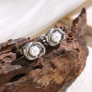 Elegante unregelmäßige silberne Ohrstecker mit einer glänzenden weißen Perle