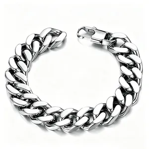 Détail d'un bracelet gourmette lourd en acier inoxydable poli avec fermoir mousqueton
