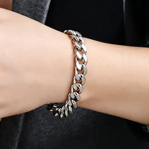 Vue détaillée d'un bracelet gourmette cubain poli en acier inoxydable porté au poignet