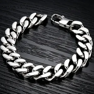 Vue détaillée d'un bracelet gourmette épais en acier titane pour homme avec finition polie.