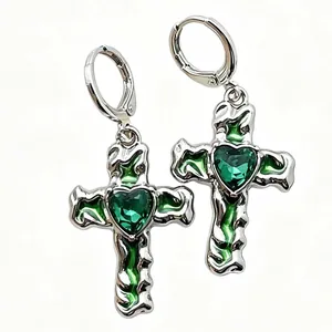 Gothic Silber Kreuz Ohrringe mit grünem Herz-Edelstein und Emaille-Verzierung.