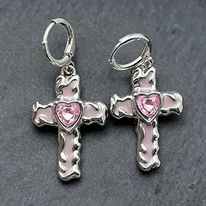 Makroansicht gotischer silberner Kreuzohrringe mit rosa Herzkristall und Emaille-Details
