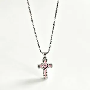 Detailansicht einer gotischen, silberfarbenen Kreuzkette mit rosa Herzstein und Emaille-Akzenten