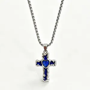 Detailansicht eines gotischen Silberkreuzanhängers mit blauem Emaille-Herz-Dekor.