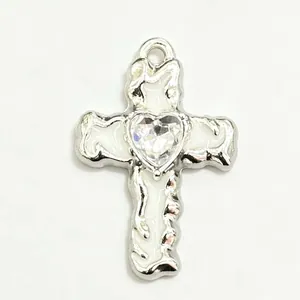 Detailansicht eines gotischen Kreuzanhängers in Silber mit Herz-Diamant und weißer Emaille.