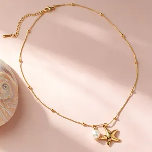 Collana con ciondolo a forma di stella marina dorata con perla bianca e catena a serpente