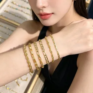 Elegante conjunto de 5 pulseras bañadas en oro de 18 quilates con diseños de eslabones.