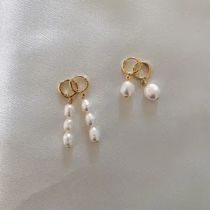 Vue détaillée de boucles d'oreilles en perles baroques avec anneaux plaqués or 18k