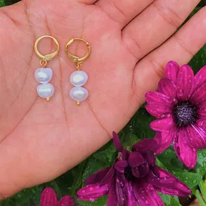 Boucles d'oreilles créoles en perles baroques dorées 18k tenues à la main avec fleurs