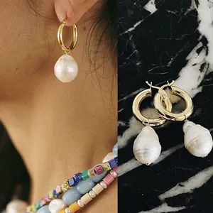 Boucles d'oreilles créoles avec perles baroques dorées 18 carats, vues portée et de près