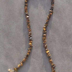 Gros plan d'un collier en éclats de pierre d'œil de tigre naturelle