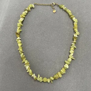 Vue détaillée d'un collier en éclats de tourmaline jaune-vert avec fermoir doré