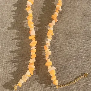 Vue détaillée d'un collier en pierres concassées naturelles aux tons chauds