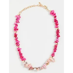 Vue détaillée du collier en pierres de tourmaline rose avec chaîne réglable dorée