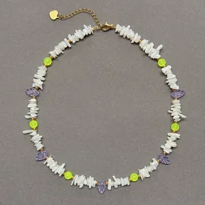 Vue détaillée du collier de perles colorées avec fragments de coquillages et perles néon
