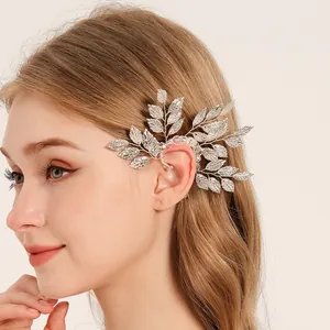 Ear cuff a foglia d'argento fatto a mano con perle e cristalli per matrimoni eleganti