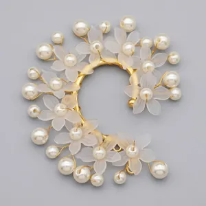 Ear cuff fatto a mano con fiori satinati e perle su base in filo d'oro vintage.