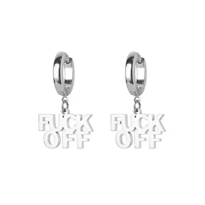 Vue détaillée macro de créoles argentées avec pendentif texte 'FUCK OFF' audacieux