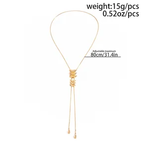 Detalle de collar largo ajustable dorado que muestra 80 cm de largo y un peso de 15 g