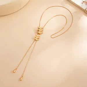 Elegante collar largo dorado en forma de Y con cuentas de corazón y dijes de gota