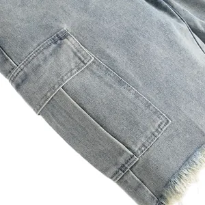 Pantaloncini cargo in denim grigio chiaro da uomo con orlo sfrangiato e tasche