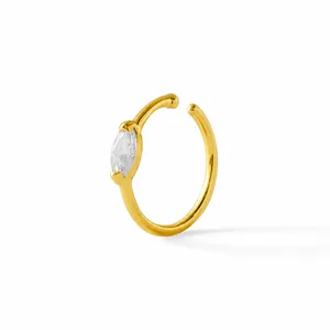 Detailweergave van vergulde zilveren neusring met marquise geslepen zirkoon
