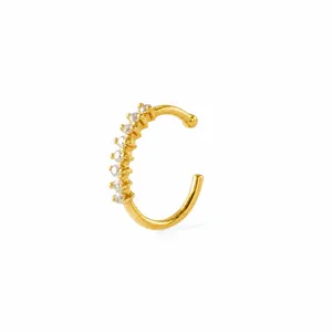 Detailopname van een vergulde neusring van S925 sterling zilver met zirkonia steentjes