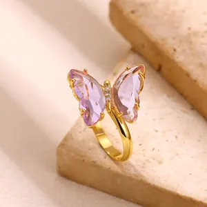 Primer plano de anillo de mariposa dorado con alas de piedra lavanda facetadas