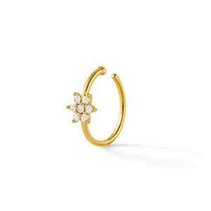 Detailopname van gouden bloem neusring met sprankelende zirkonia steentjes sieraden