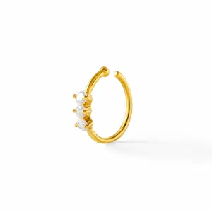 Macro-detail van S925 sterling zilveren vergulde neusring met drie heldere stenen