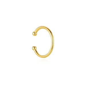 Detailopname van een minimalistische goudvergulde S925 sterling zilveren ear cuff met ballen.