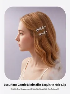 Barrettes à strass étincelants 'BRIDE TO BE' sur les cheveux blonds d'un mannequin en studio.