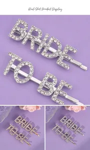 Vue détaillée des barrettes en strass argent et or avec inscription BRIDE TO BE