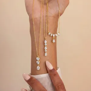Eleganti collane dorate a strati con pendenti in cristallo a forma di goccia e di cuore